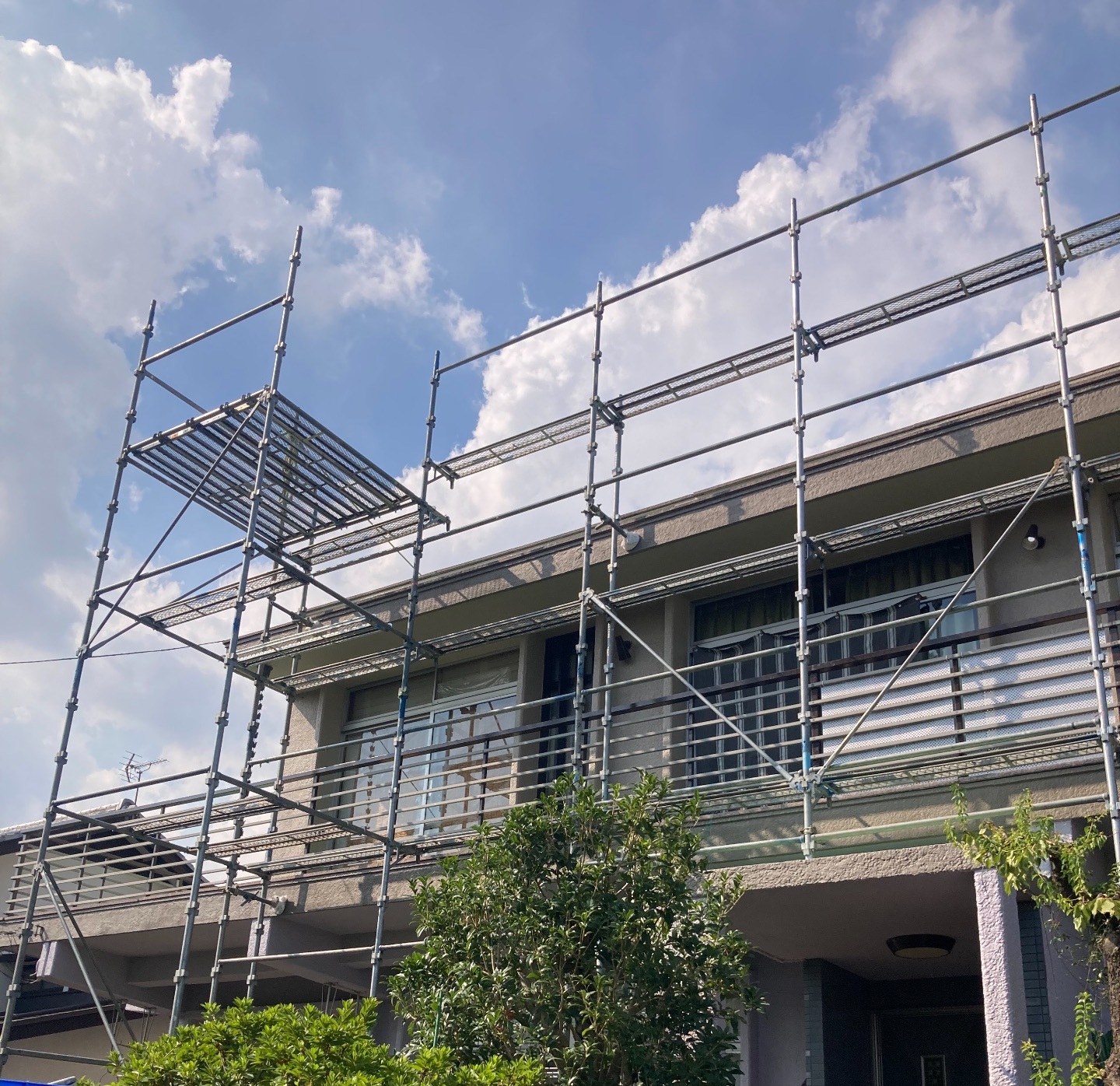 【足場】多摩市桜ヶ丘にて仮設工事